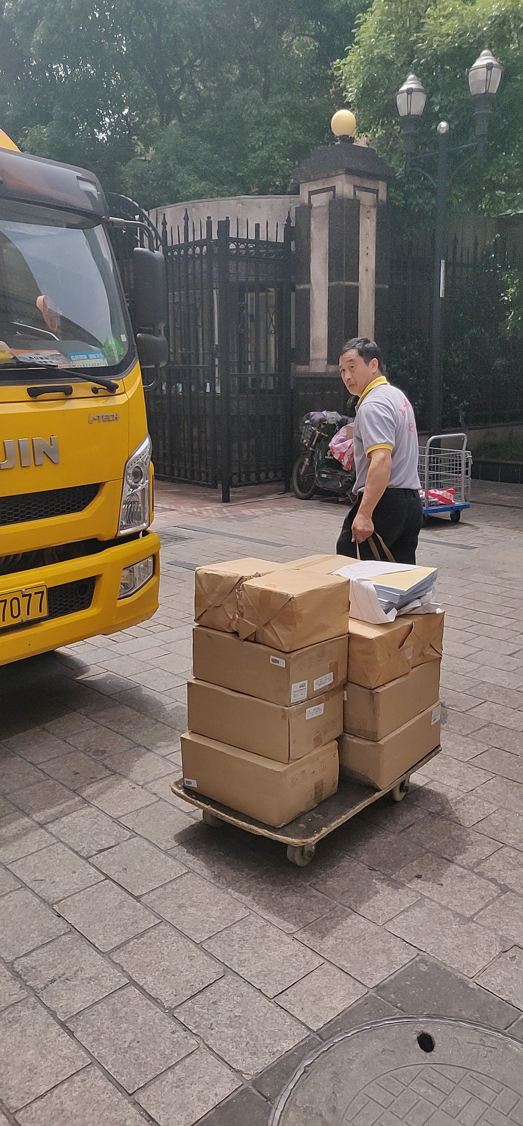 上海搬家服务行业协会电话地址多少钱？搬家前了解清楚
